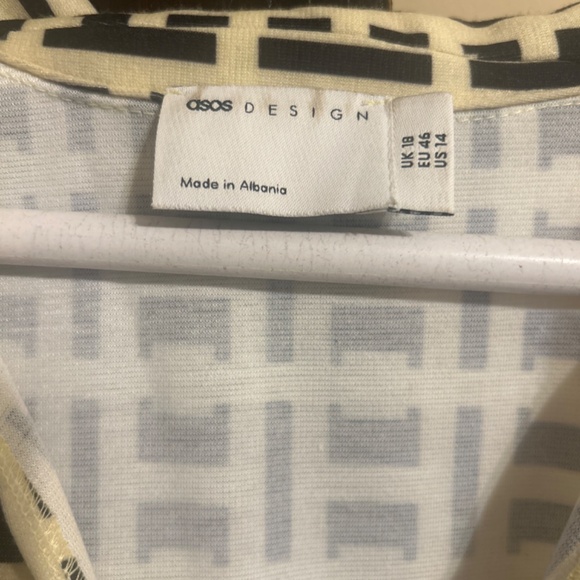 ASOS design collar zip front 70s rib jumpsuit in geo print - Picture 4 of 4